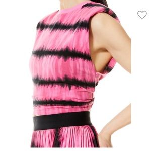 Alice Olívia top and pleaded máximo skirt set